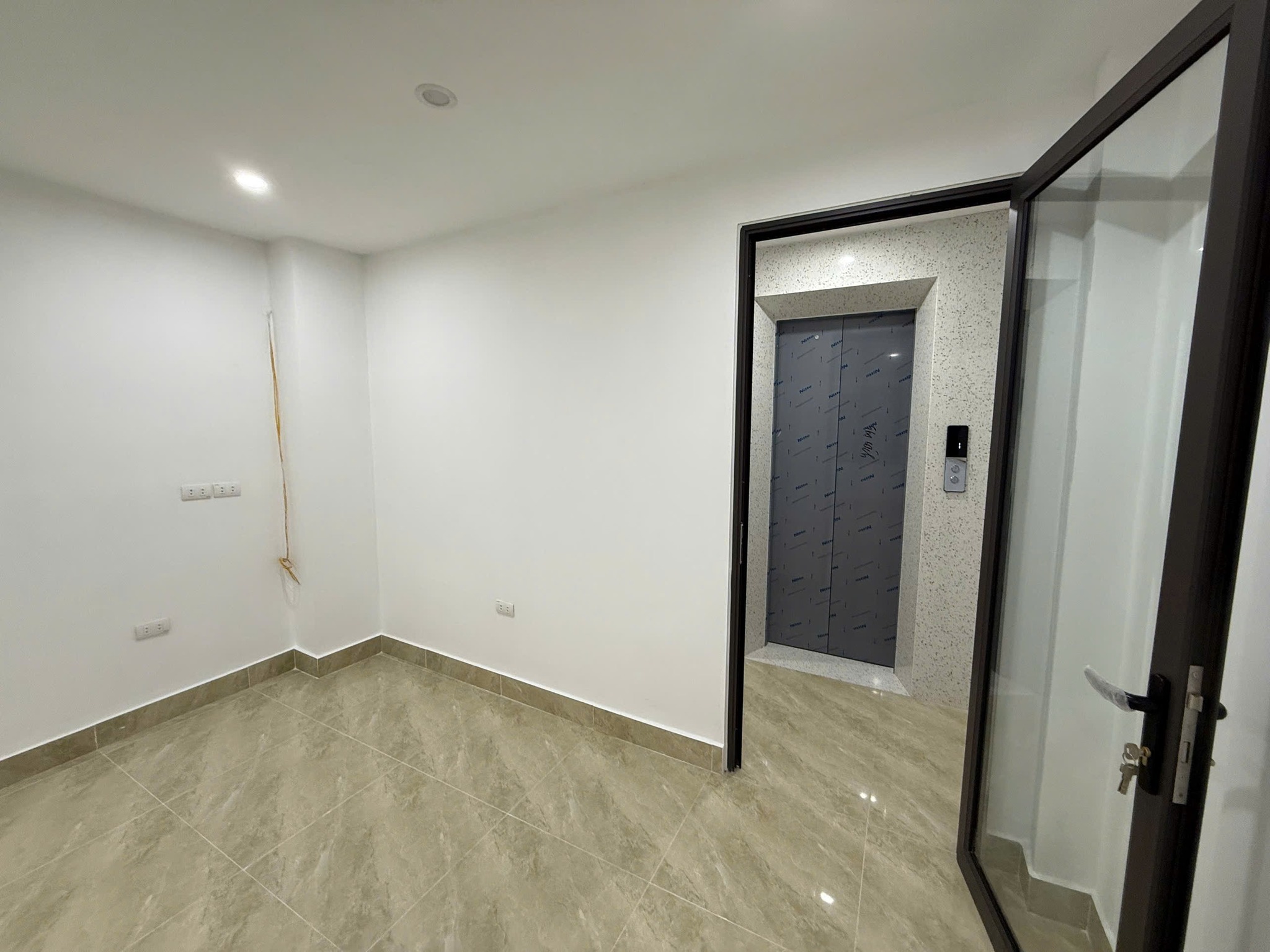 Cho thuê nhà ngõ ô tô Hoàng Mai, 6 tầng, 60m2, 5 PN, 5 WC, 35 Triệu/tháng - Ảnh 1